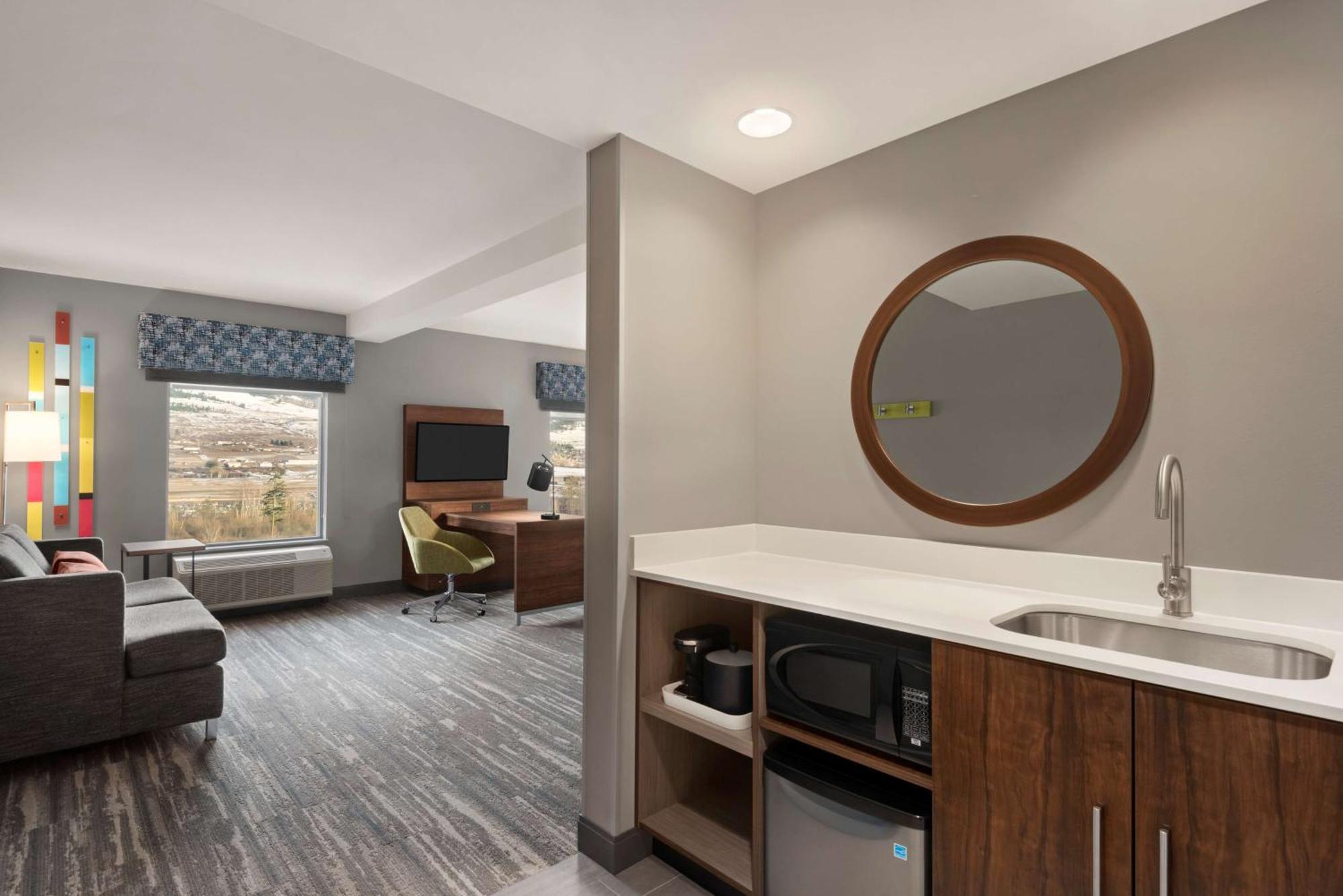 Hampton Inn & Suites Kelowna, British Columbia, Canada Exterior photo
