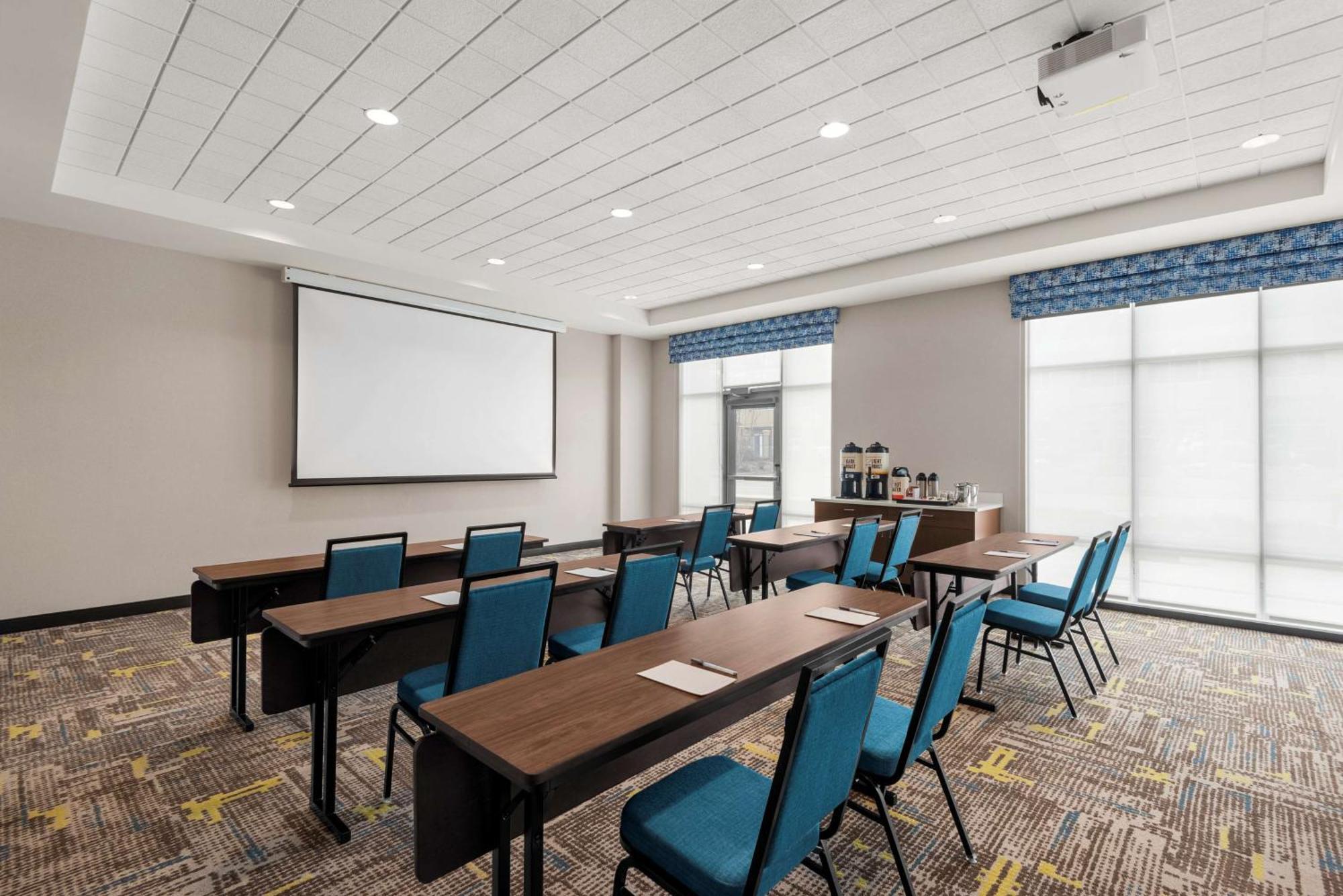 Hampton Inn & Suites Kelowna, British Columbia, Canada Exterior photo