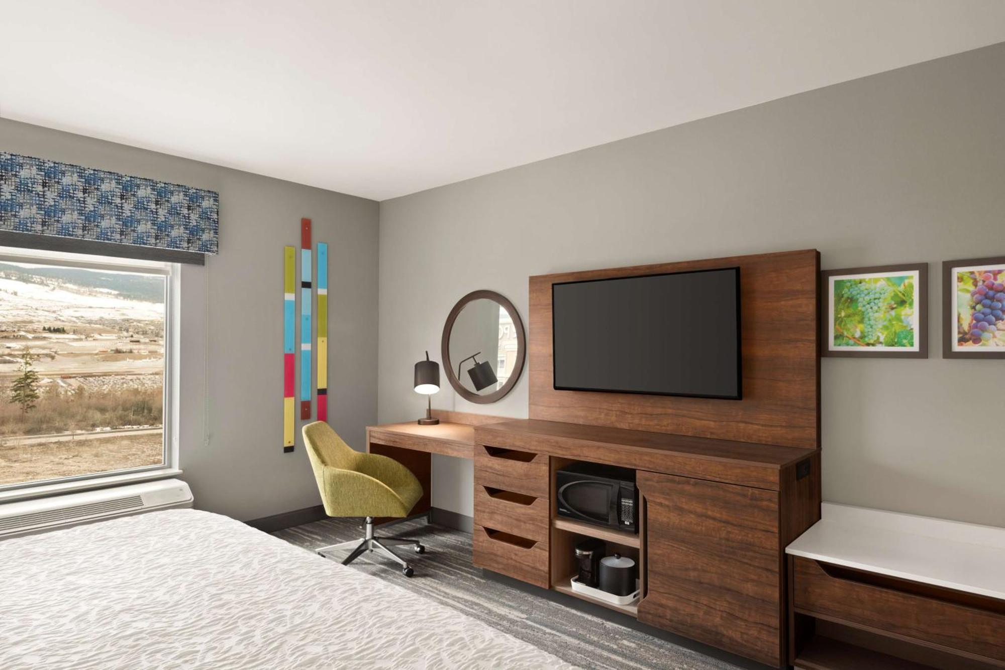 Hampton Inn & Suites Kelowna, British Columbia, Canada Exterior photo