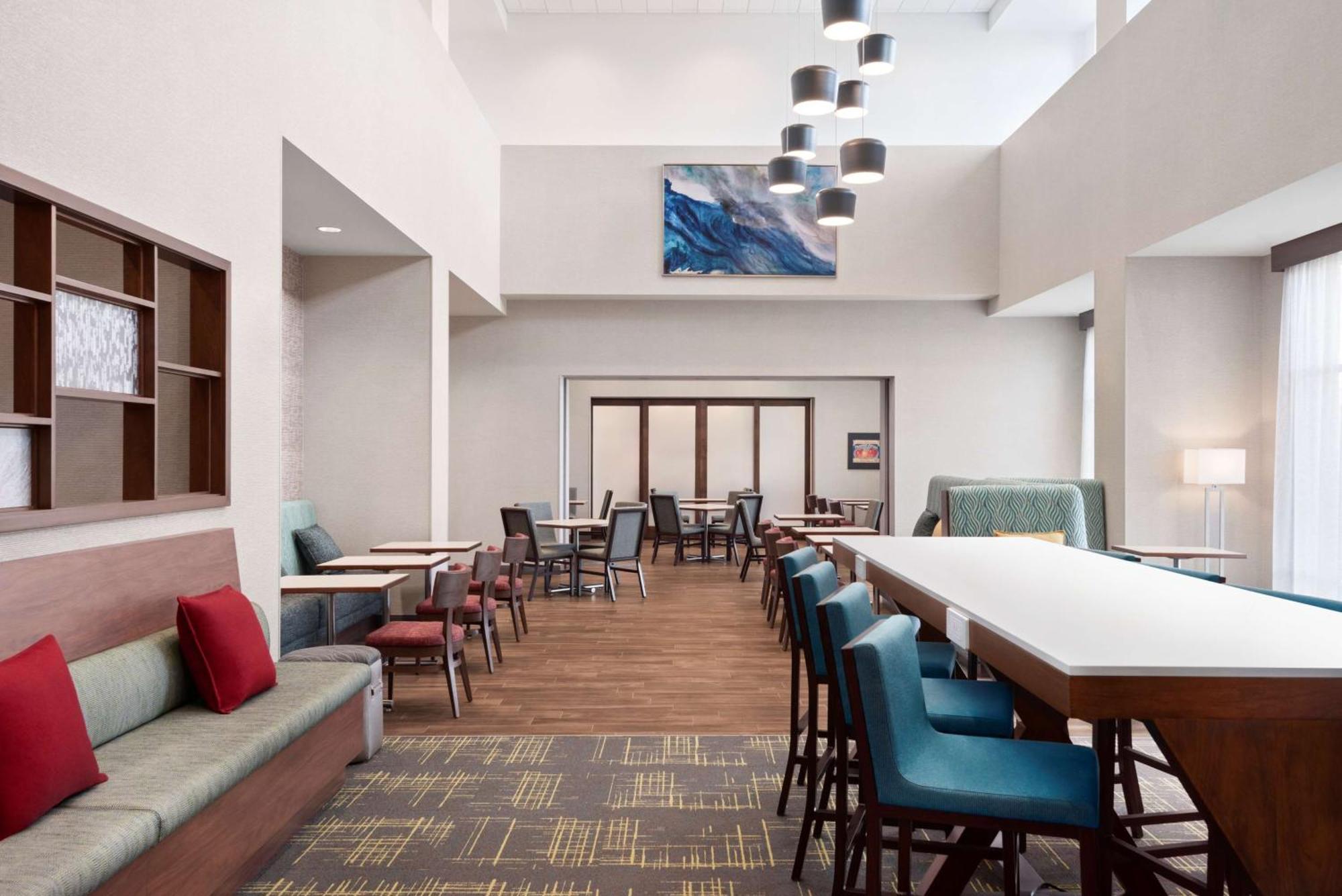 Hampton Inn & Suites Kelowna, British Columbia, Canada Exterior photo
